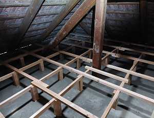 Zateplení stropu patrového rodinného domu pomocí foukané izolace